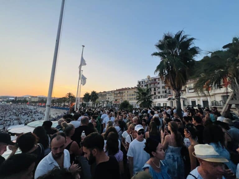 La promenade des anglais avec beaucoup de monde pour observer l'éclipse.
