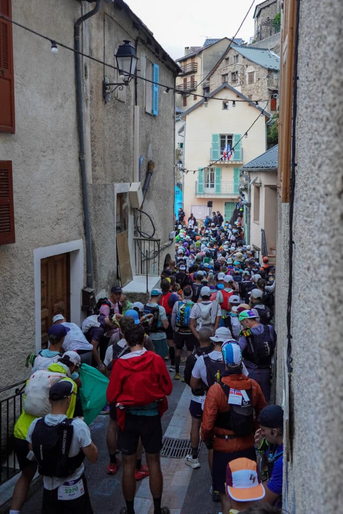 La foule de coureurs avant le départ dans une ruelle.