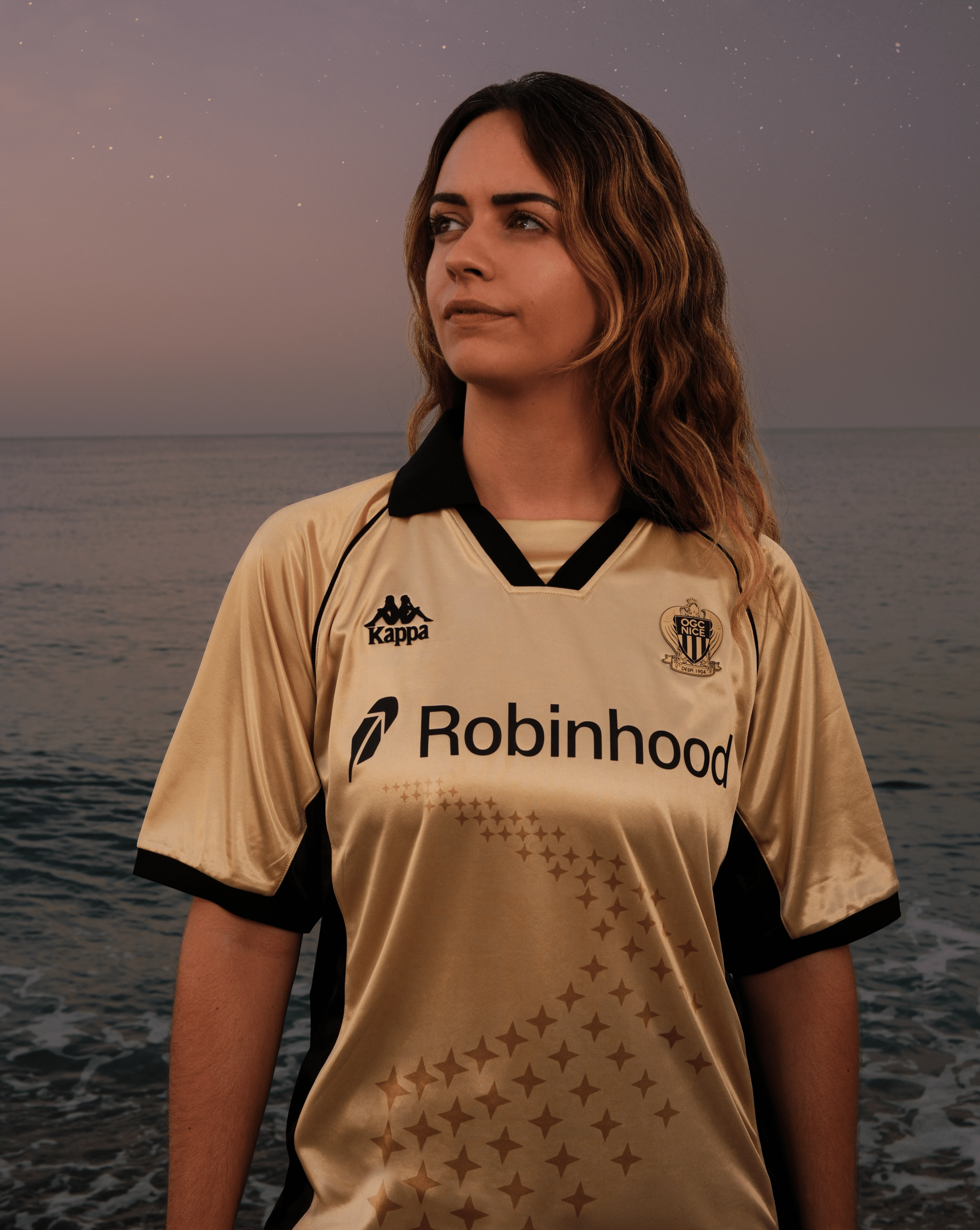 Le nouveau maillot doré de l'OGC Nice rend hommage aux 86 victimes de l'attentat du 14 juillet 2016.