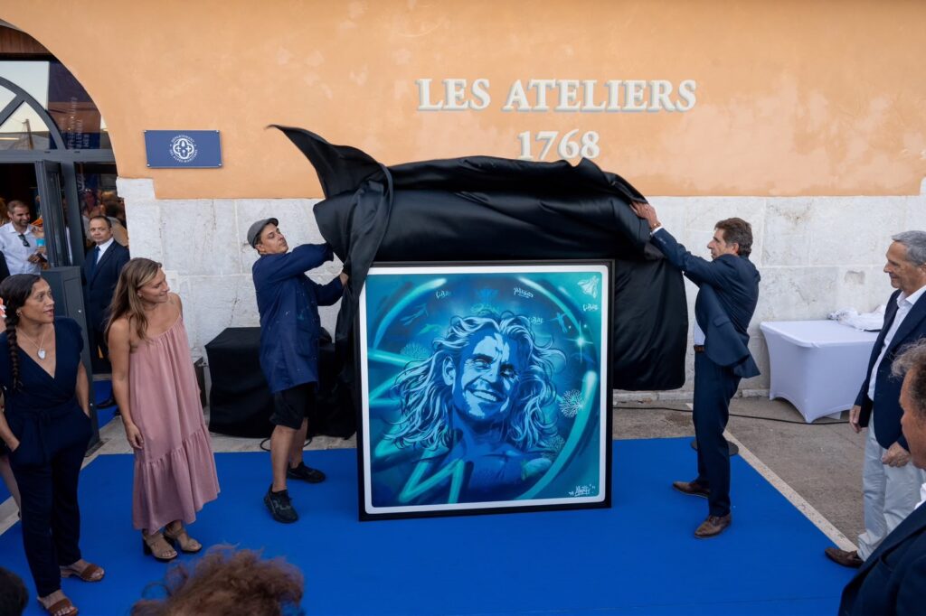L’artiste Anthony Alberti et son oeuvre symbolisant le visage de Loïc Leferme peint en bleu pour rappeler sa passion pour l'apnée.