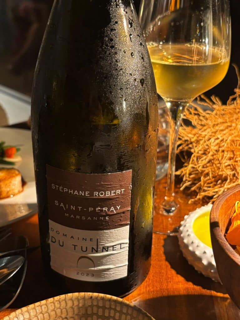 Une bouteille de vin Stéphane Robert / Domaine du Tunnel.