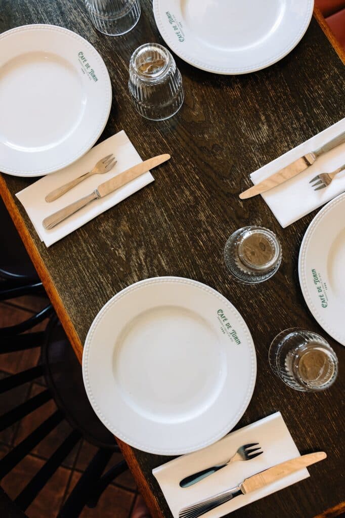 Les assiettes et une table dressée.