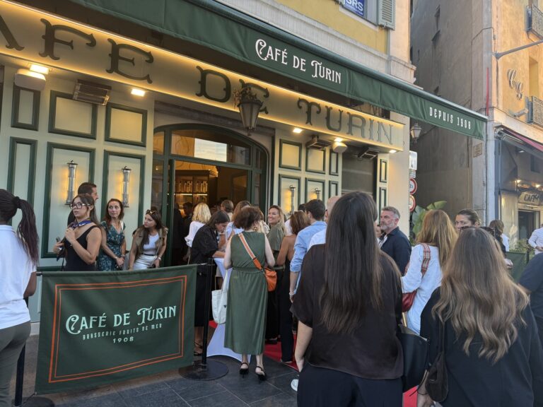La devanture du café de Turin lors de l'inauguration sur la place Garibaldi de Nice avec de nombreuses personnes.
