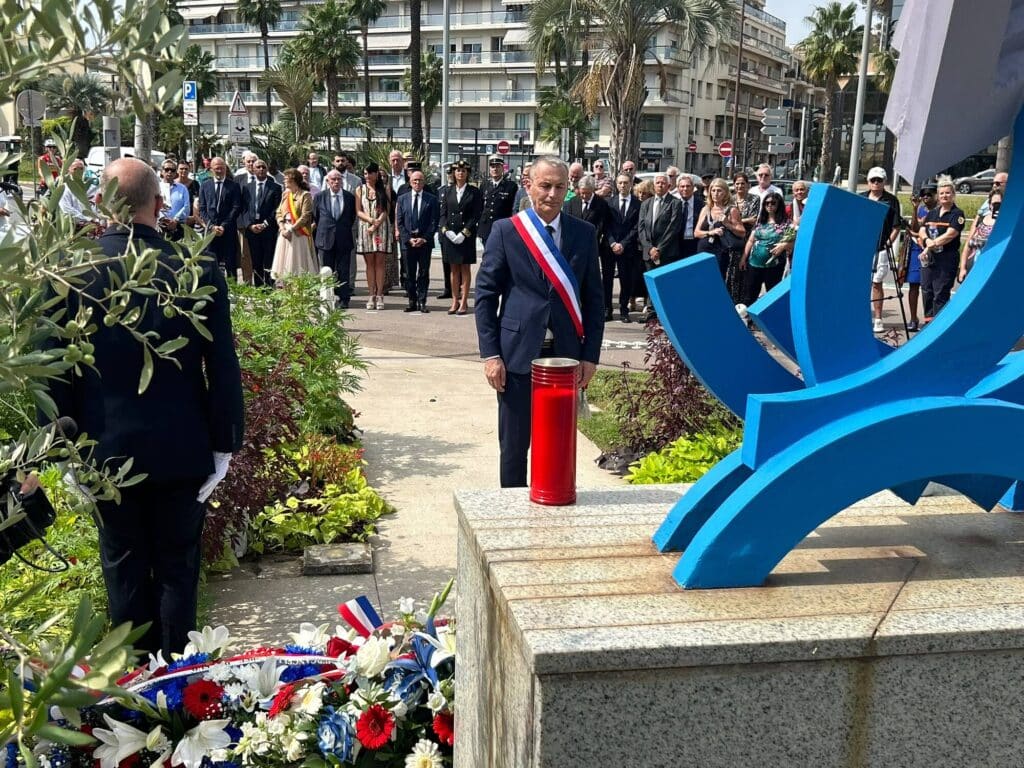 Charles Voglimacci, adjoint au maire d’Ajaccio devant la stèle après avoir déposé la gerbe de fleur