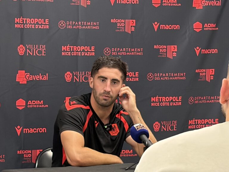Boris Goutard, joueur de Nissa Rugby, assis face au micro lors d'une conférence de presse d'avant-match contre Dax, devant le panneau des partenaires.
