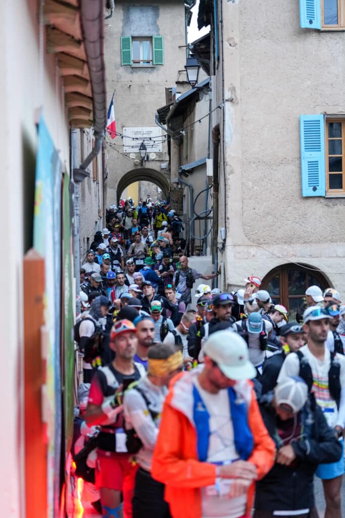 La foule de coureurs avant le départ dans une ruelle.