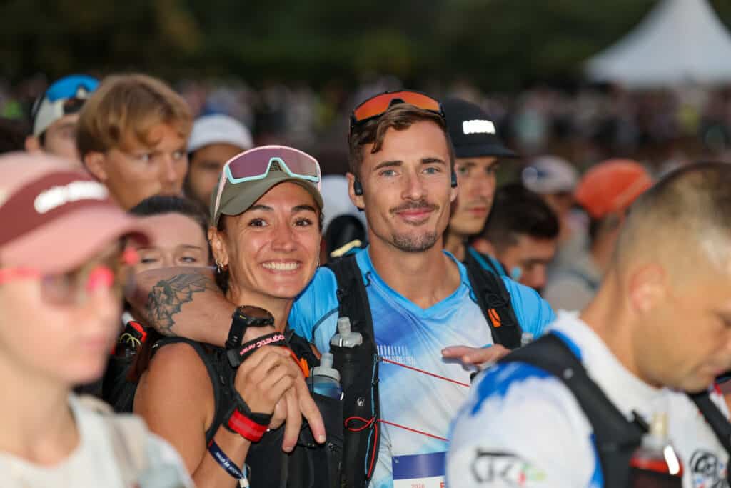 Un homme et une femme se tiennent par l'épaule avant le départ.