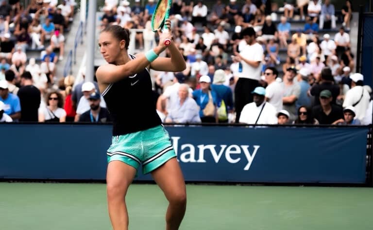 Diane Parry à l'US open debout raquette en main qui s'apprête à jouer un revers