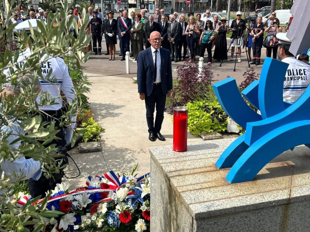 Eric Ciotti debout devant la stèle du souvenir pour la commémoration du crash de la caravelle Ajaccio-Nice