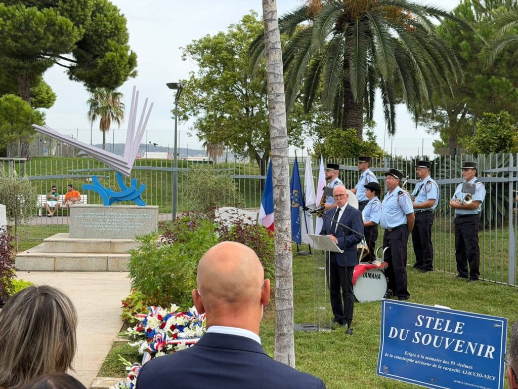 Éric Ciotti debout derrière le pupitre faisant un discours lors du 58ème commémoration du crash de la caravelle Ajaccio-Nice