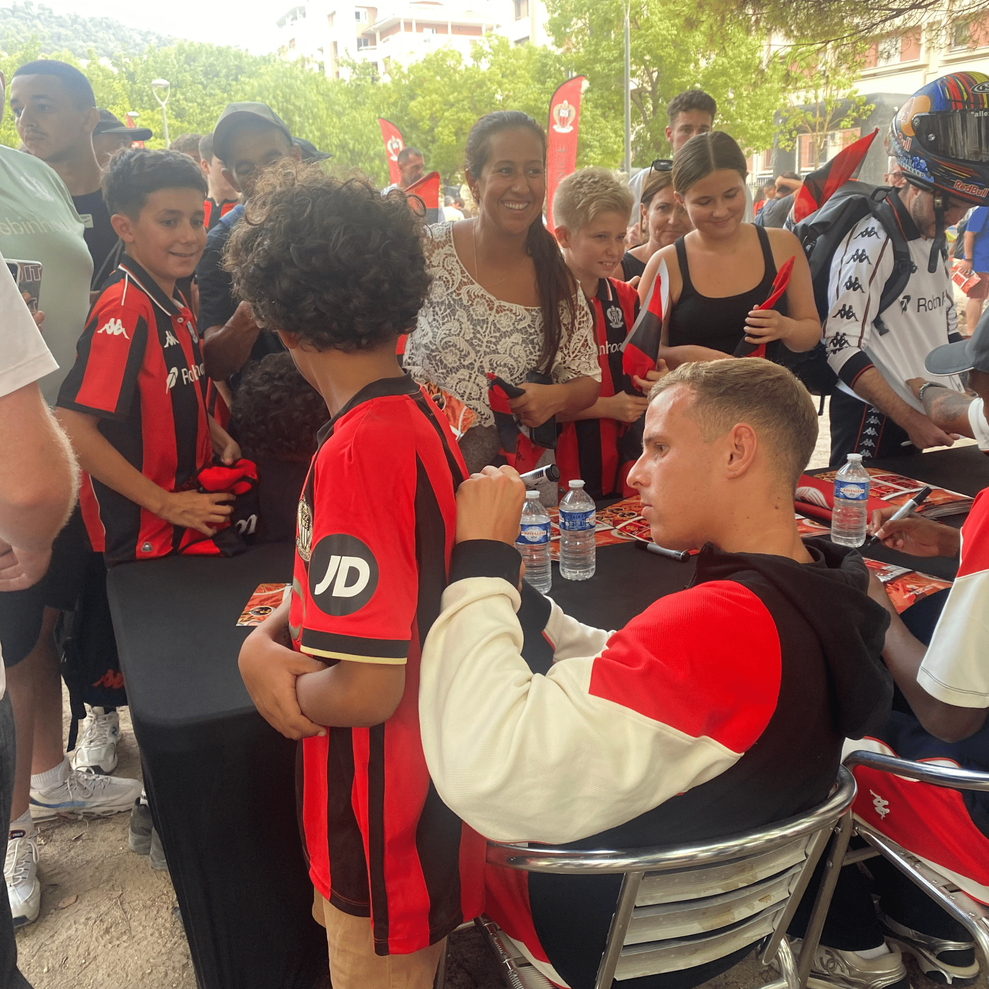 Gauthier Hein signe un maillot.