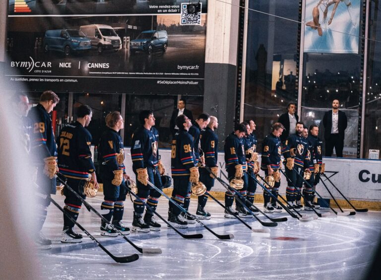 Les hockeyeurs des Aigles de Nice sur la glace en ligne dans l'attente de connaitre le MVP de la rencontre.