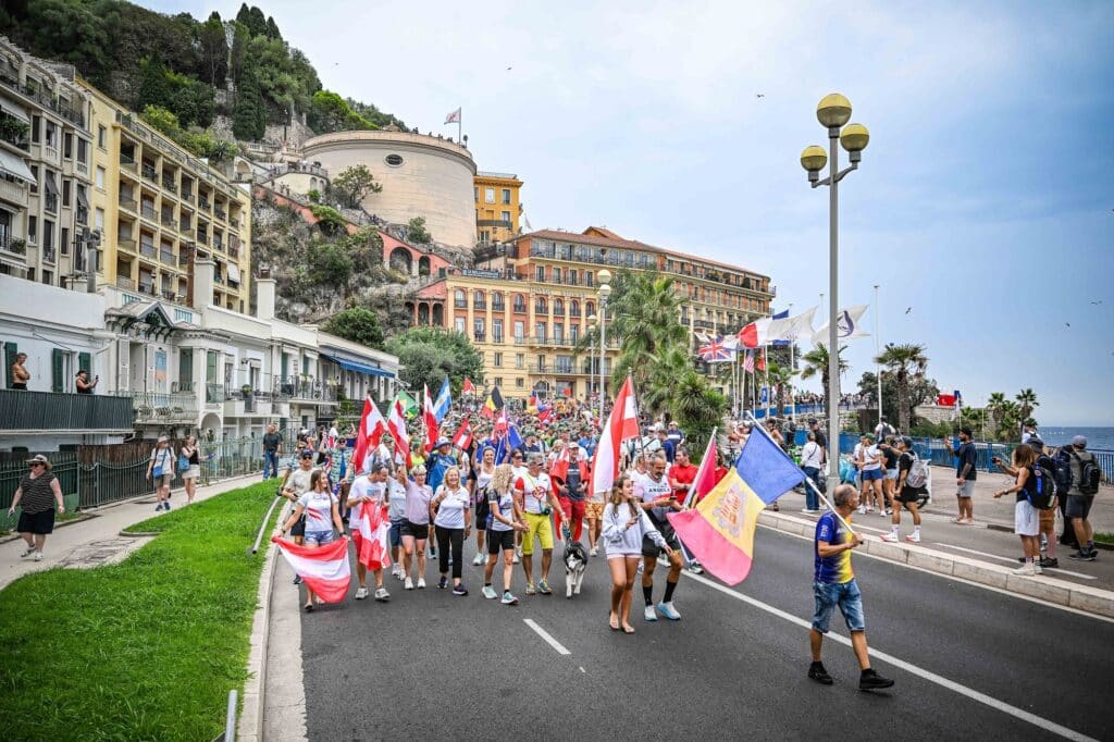 Des spectateur mettent l'ambiance sur le parcours avec des drapeaux.
