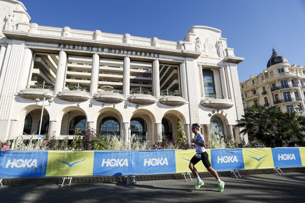 Le Palais de la Méditerranée avec des athlètes qui courent devant.