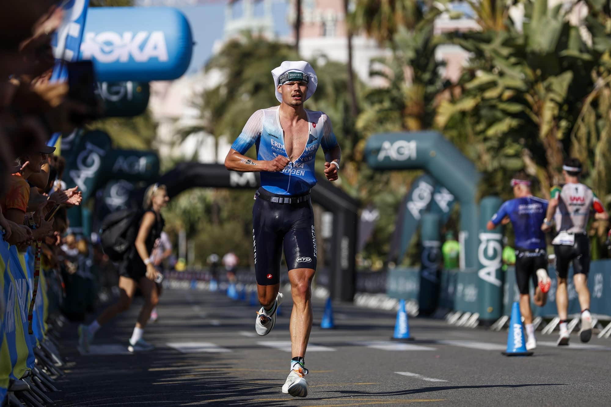 Un athlète en plein effort en course à pied sur la Promenade des Anglais