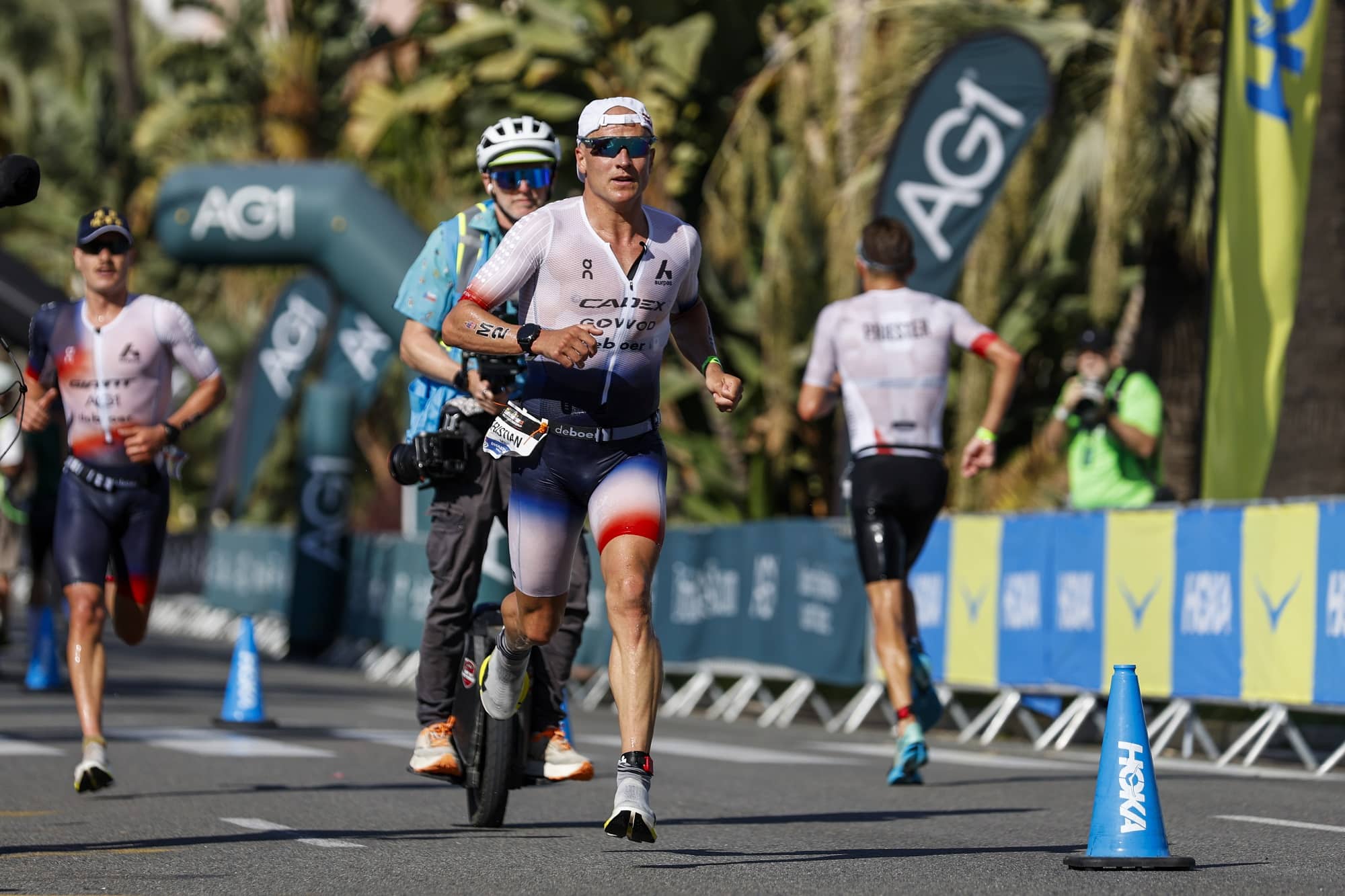 Deux athlètes de l'Ironman de Nice en course à pied.