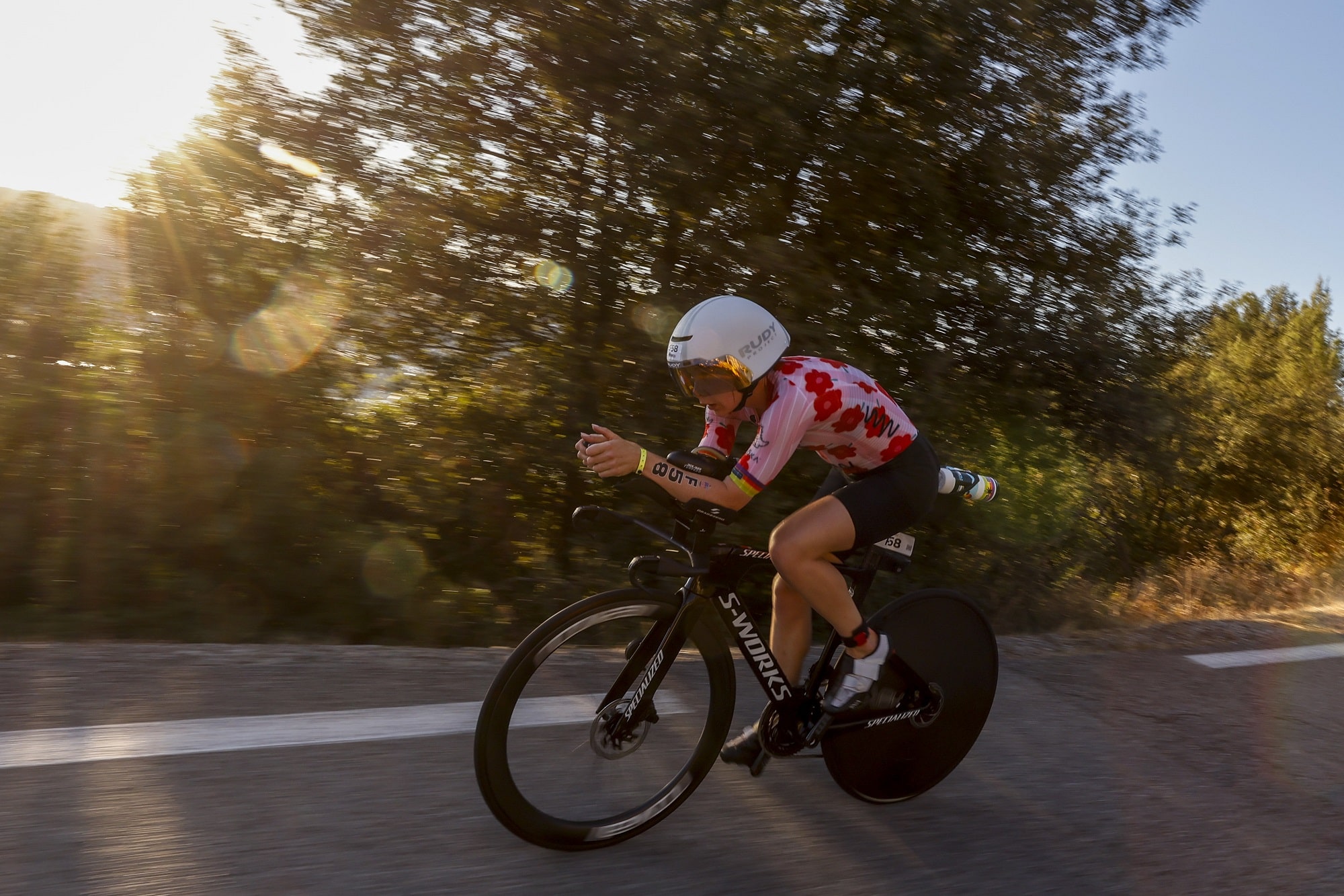 Un athlète sur son vélo avec un casque aérodynamique