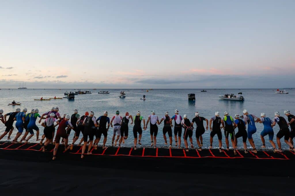 Les athlètes prêts à s'élancer dans l'eau au départ de la course.