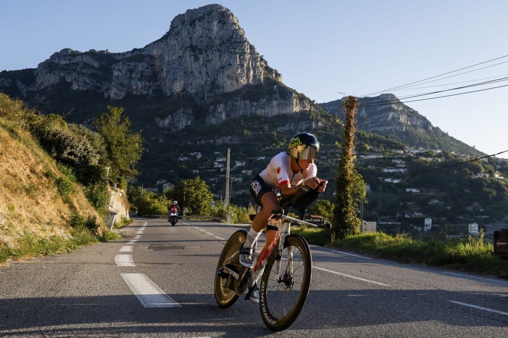 Un cycliste passe devant le col de Vence