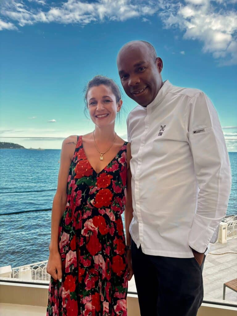 Le chef Maurice Ravin avec Célia face à la mer.