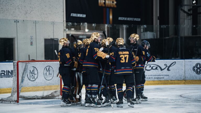 Les hockeyeurs des Aigles de Nice sur la patinoire en cercle se félicitent après avoir marqué un but.