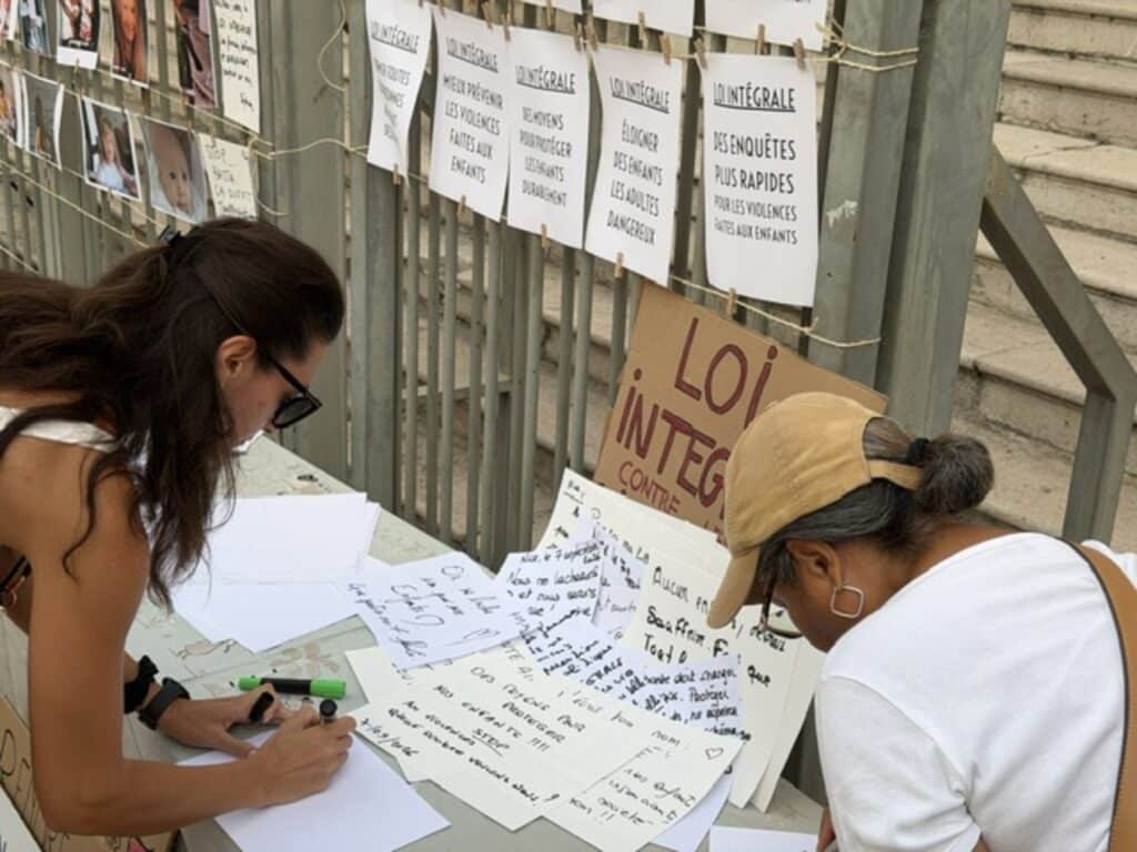 Les militants écrivent des lettres qu'ils vont envoyer au Ministère de la Justice