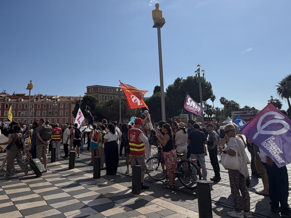Le défilé de la manifestation avec beaucoup de monde sur la place Masséna.