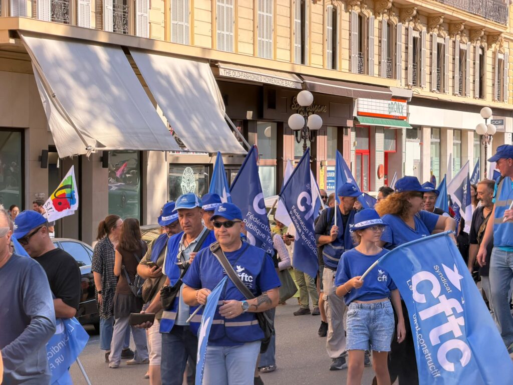 La CFTC en bleu manifeste à Nice.