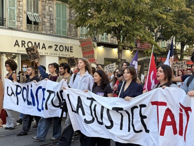 Les militants se mobilisent contre la "loi permis de tuer", à Nice.