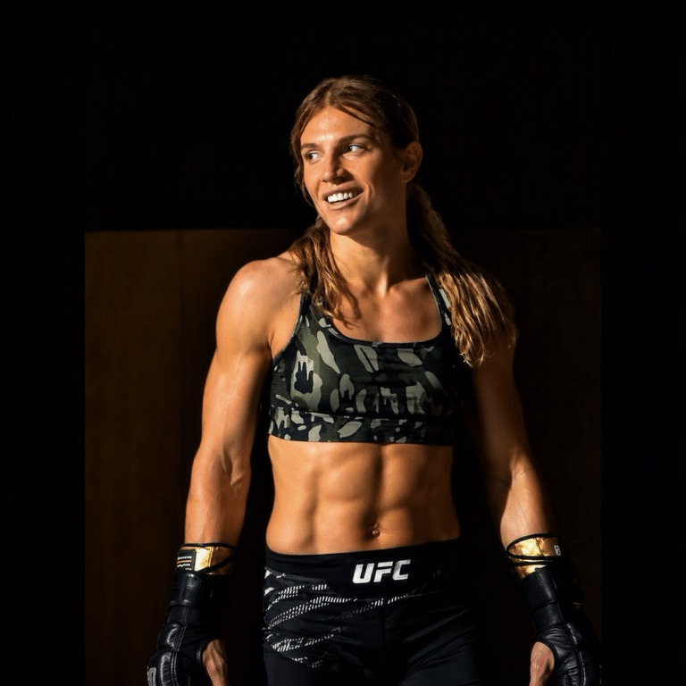 Manon Fiorot debout en tenue noire de l'UFC pendant la préparation de son combat