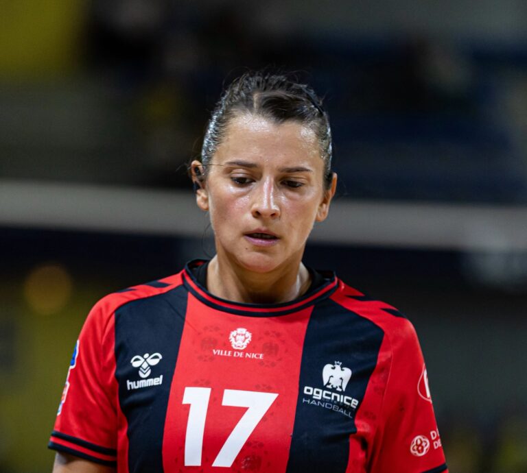 La capitaine de l'OGC Nice handball Marine Dupuis avec le maillot rouge et noir.