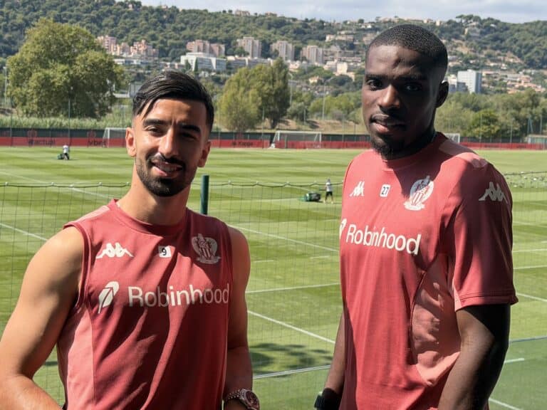 Les deux nouvelles recrues de l'OGC Nice Mohamed Amoura et Niels Nkounkou en tenue d'entraînement sur le balcon du centre d'entraînement pour la présentation officielle à la presse.