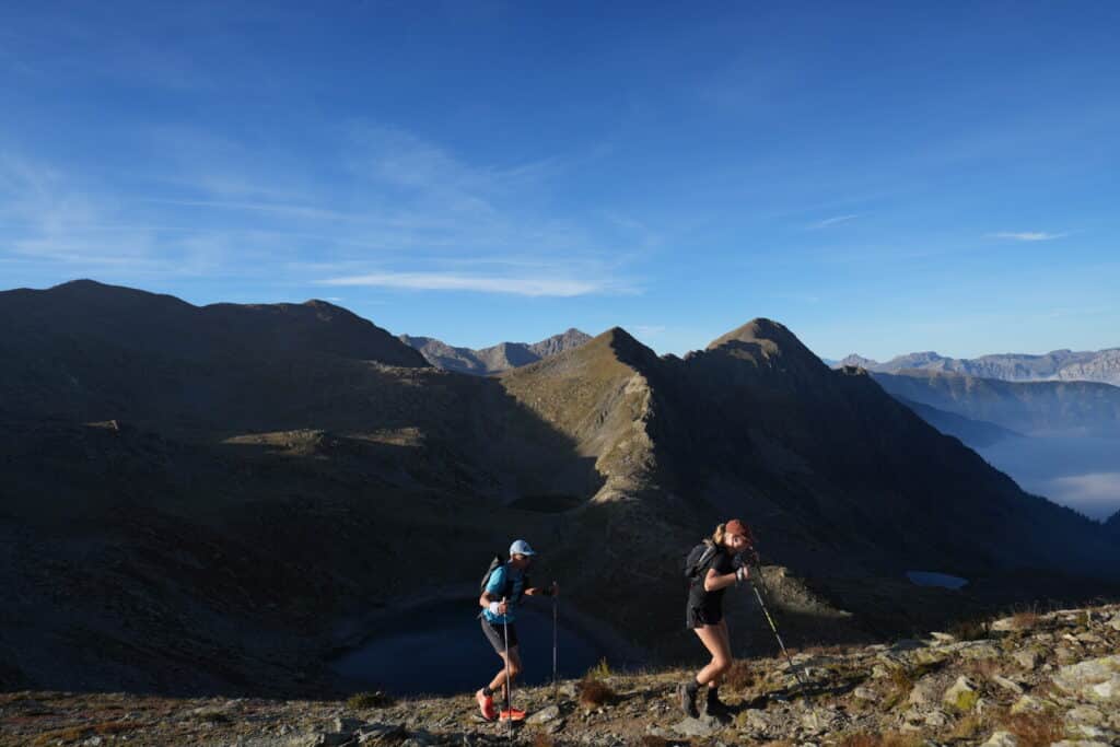 Deux athlètes dans les montagnes lors de l'UTMB Nice Côte d'Azur 2026.