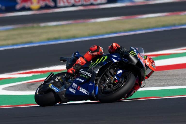 Le Niçois Fabio Quartararo sur sa Yamaha bleu en plein virage proche du sol.