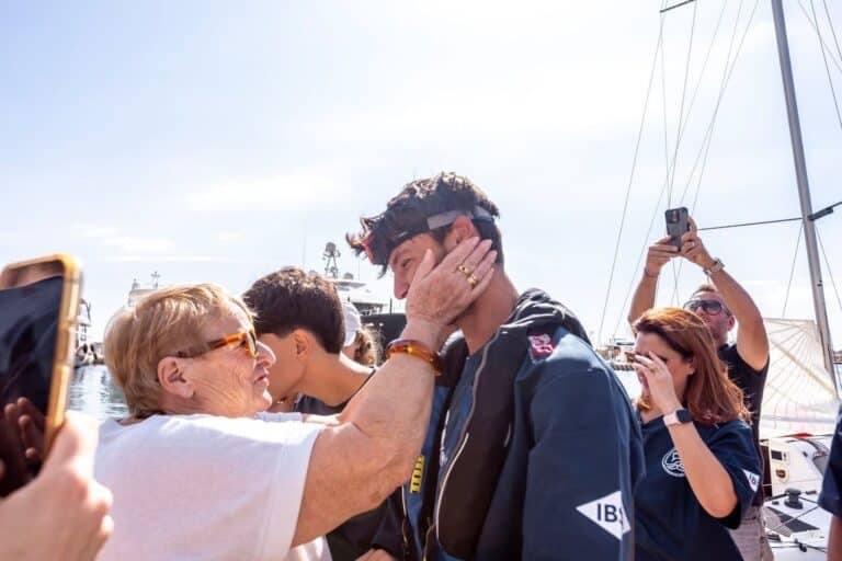 Nathan Mesiano accueilli par sa grand mère à la sortie de son bateau