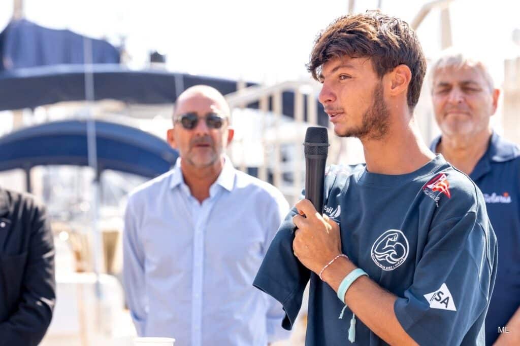 Nathan Mesiano debout pendant son discours