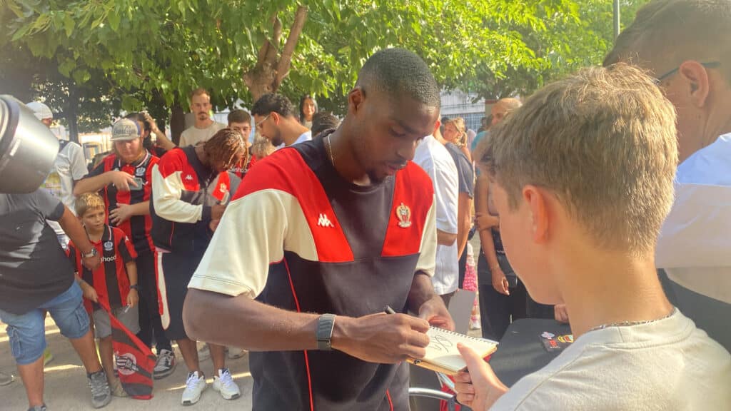 Niels Nkounkou signe un autographe.