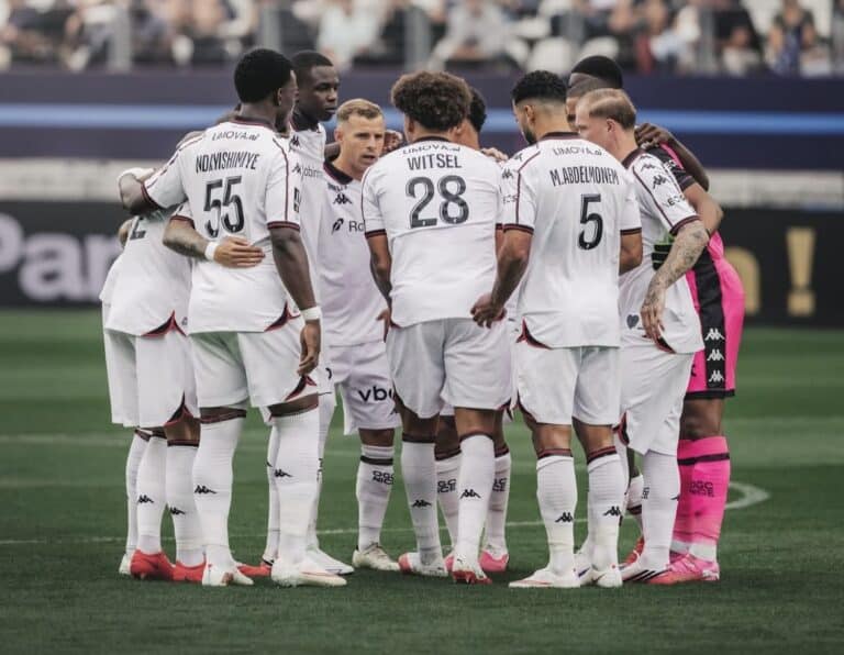 Equipe complète de l'OGC Nice avec le maillot extérieur blanc en cercle avant un match