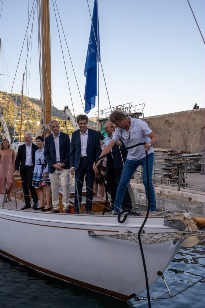 Jean-Pierre Dick avec des élus sur un voilier lève l'ancre dans le port.
