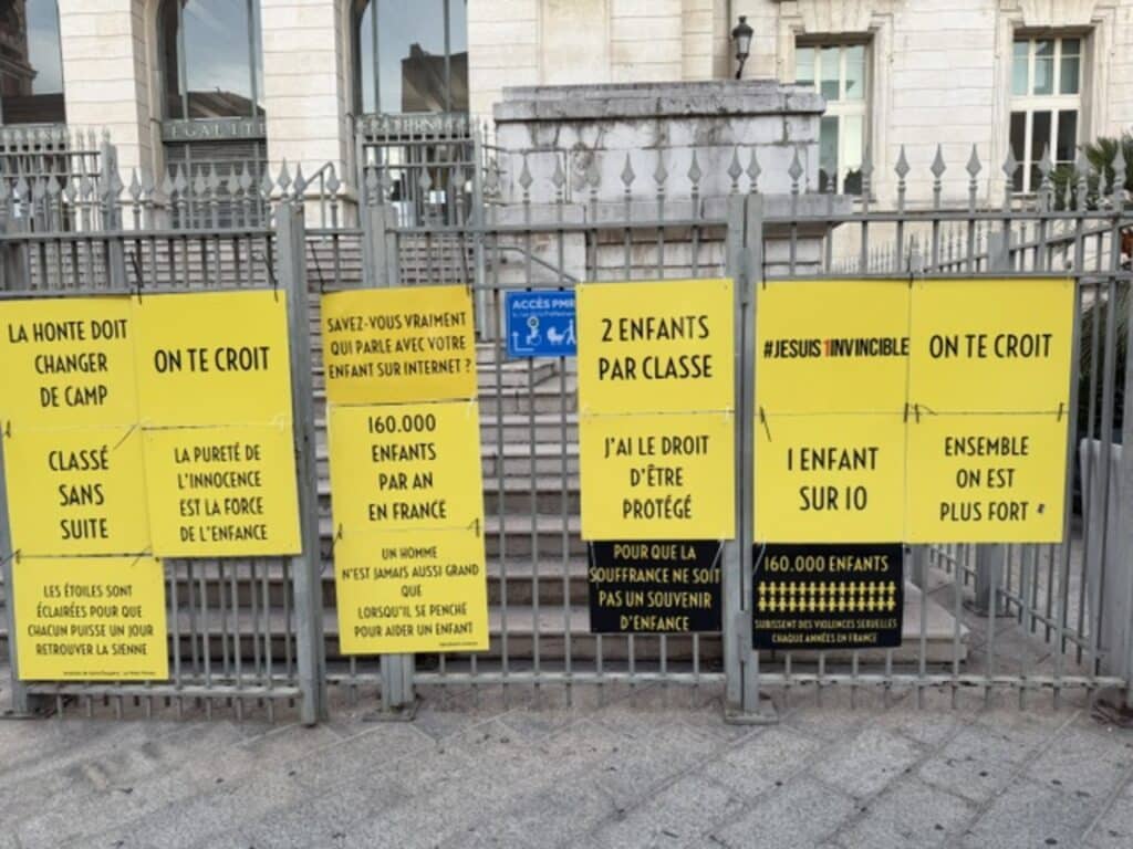 Des pancartes accrochées aux grillages du Palais de Justice de Nice pour dénoncer et sensibiliser à la maltraitance faites aux enfants.