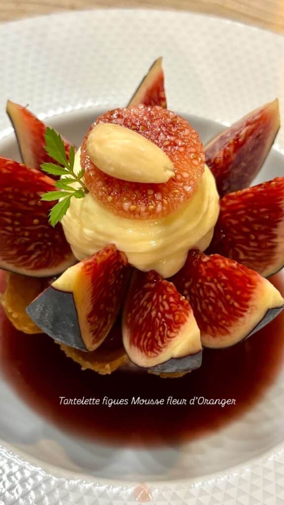 Une tartelette figues mousse fleur d'Oranger en forme de fleur.