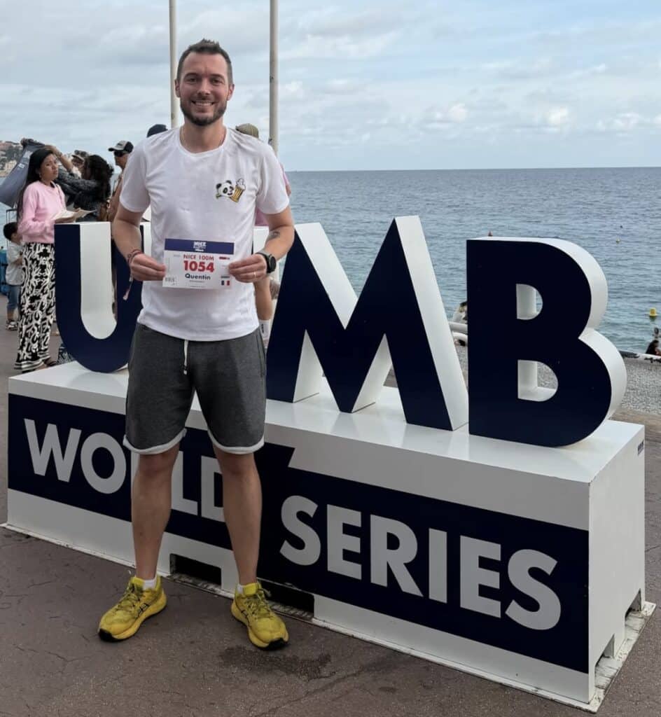 Quentin Brondeault avec son dossard à Nice devant la mer