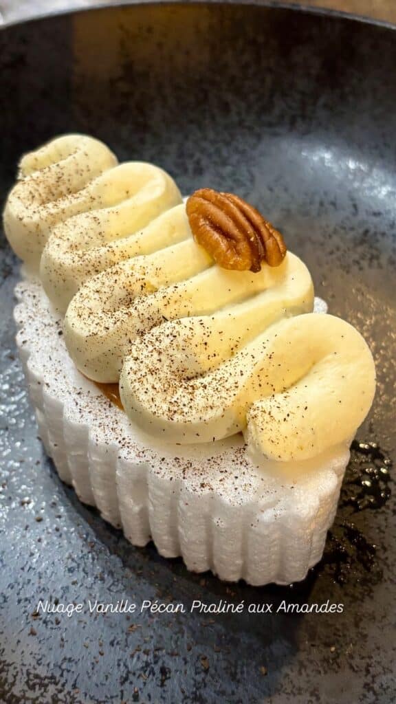 Le dessert vanille pécan praliné aux amandes.