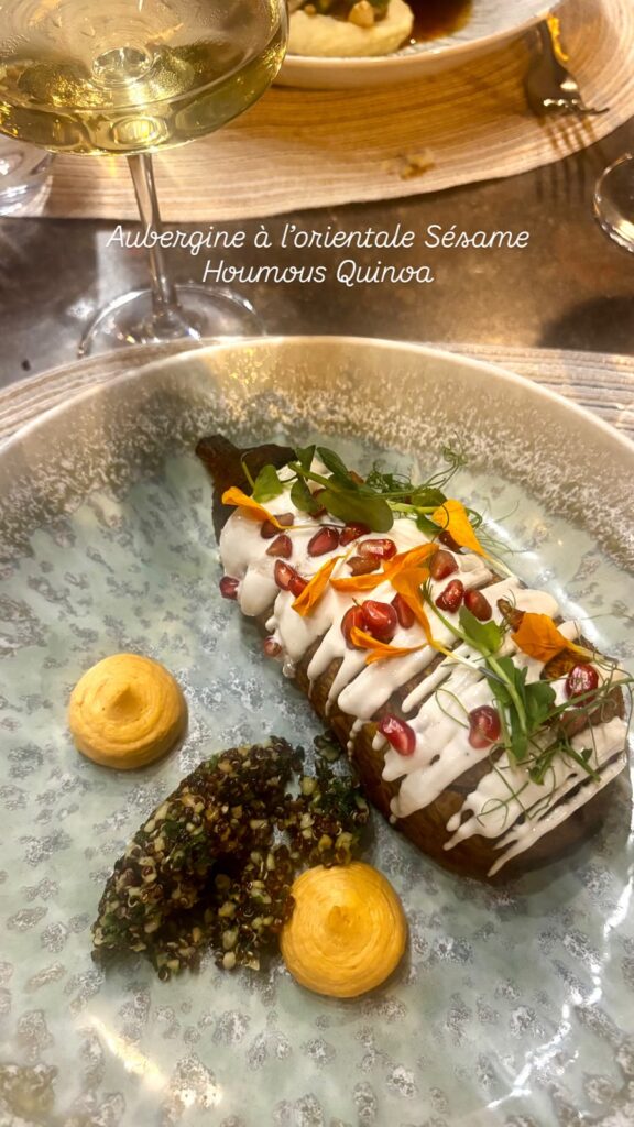 Une aubergine à l'orientale sésame houmous quinoa.