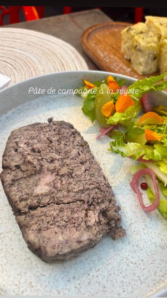 Un pâté de campagne à la myrte.