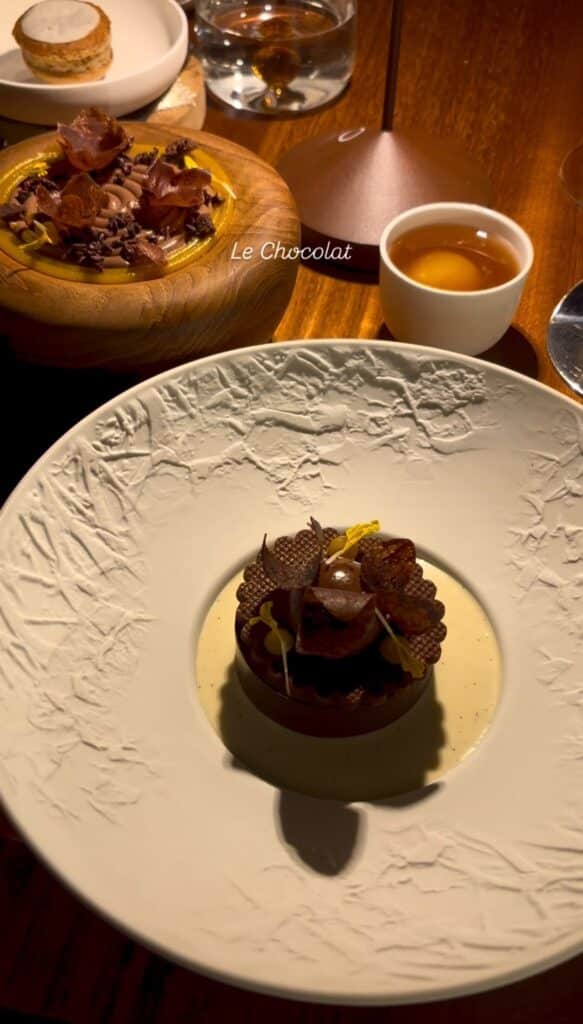 Un dessert au chocolat avec de la crème au fond de l'assiette.