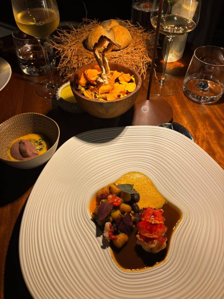 Un plat du restaurant en deux parties.
