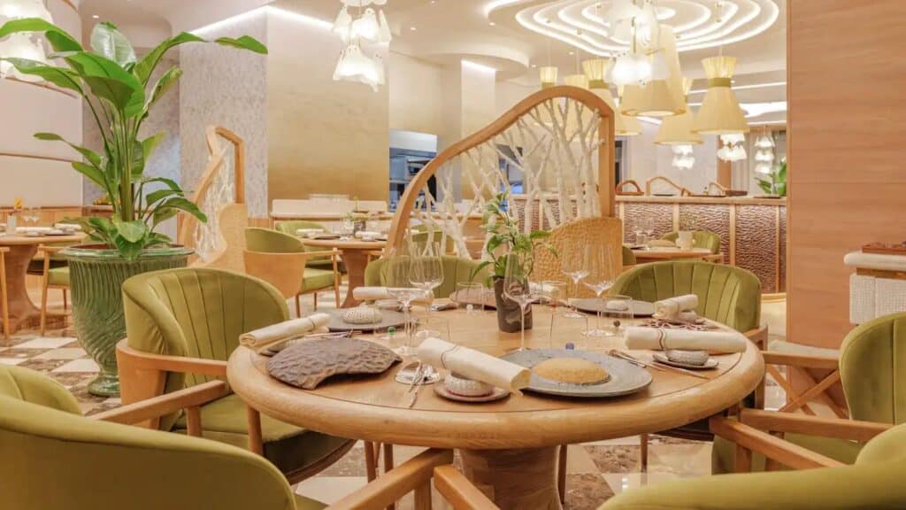 L'intérieur du Restaurant Le Blue Bay dans une ambiance très boisée et verte.