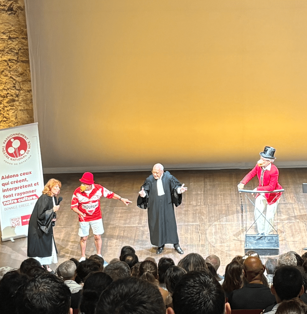 La pièce des procès de grands personnages, dédiée à Picsou, et l'apparition surprise de Gérard Holtz en Riri.
