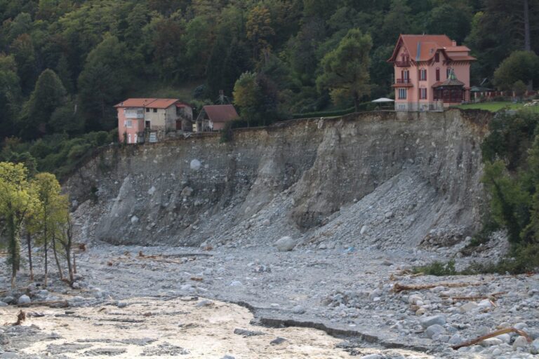 Deux maison au bord d'un précipice causé par la crue de la tempête Alex.
